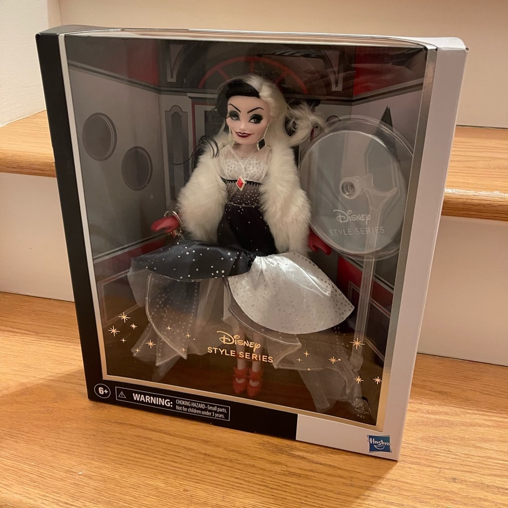 NWT Disney Villains Style Series Cruella De Vil DOLL BNIB Collectors - Picture 2 of 4